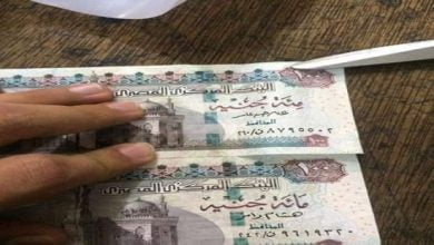 يلا خبر | النشطاء يتداولون خطأ في عملة الـ100 جنيه «صور»