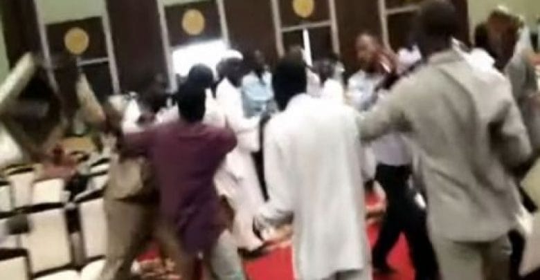 يلا خبر  | شاهد.. معركة الكراسي تشتعل بين الأحزاب السياسية بالسودان