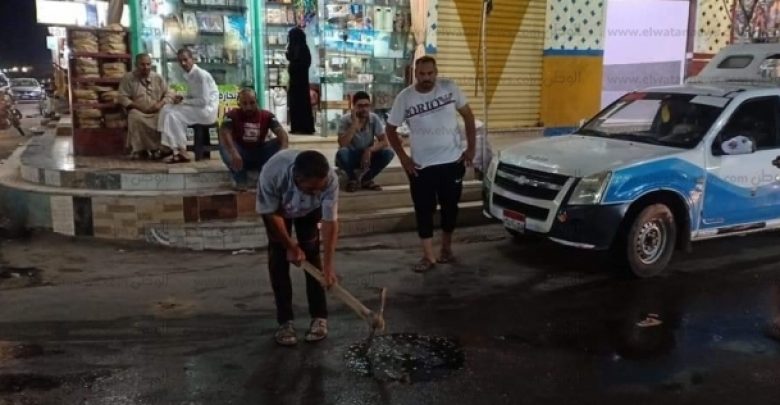 يلا خبر  | صور.. إصلاح خط طرد الصرف الصحي الرئيسي بشارع المنشية بمدينة الطور – المحافظات