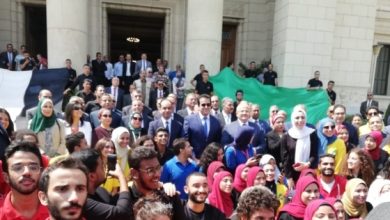 يلا خبر  | رئيس جامعة القاهرة يؤدي تحية العلم مع بداية العام الدراسي – مصر