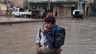 يلا خبر  | صور.. طفل يحمل شقيقه ويسبح في مياه الأمطار للوصول لمدرسته ببرج البرلس – المحافظات