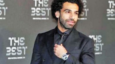 يلا خبر | محمد صلاح يهدى جائزة «رجل العام» للمصريين