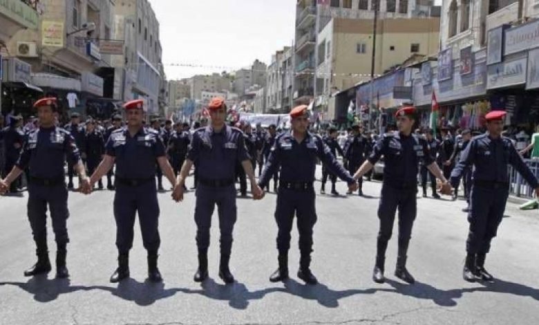 يلا خبر  | 8 جرحى بينهم 4 سياح في عملية طعن بالأردن – العرب والعالم