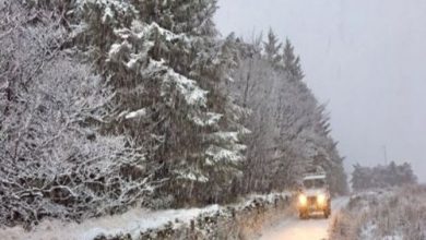 يلا خبر | سقوط ثلوج غزيرة في بريطانيا تقلص الطرق لممرات فردية