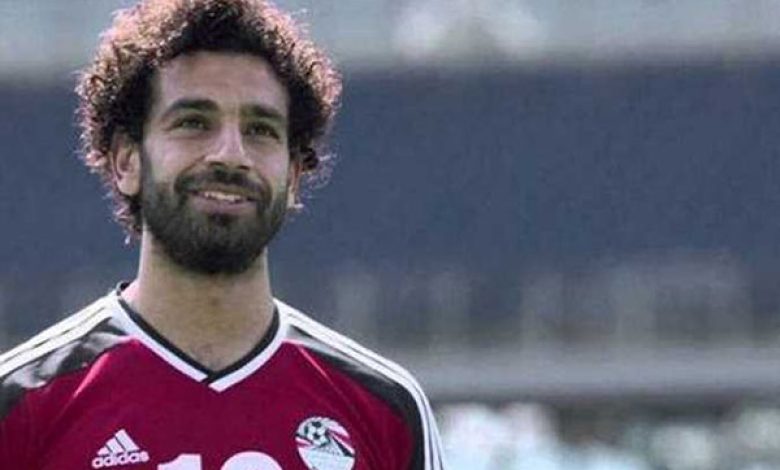 يلا خبر  | شاهد.. بعلامة النصر محمد صلاح في طريقة للإنضمام إلى معسكر المنتخب