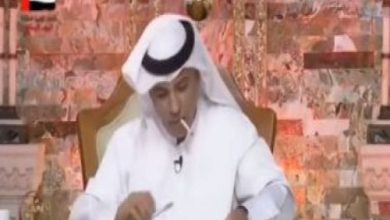 يلا خبر | شاهد.. مذيع كويتي يخرج عن المألوف ويكسر اللوائح على الهواء