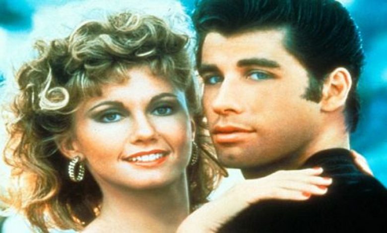 يلا خبر | بعد 41 عامًا.. جون ترافولتا وأوليفيا نيوتن بأزياء فيلم Grease